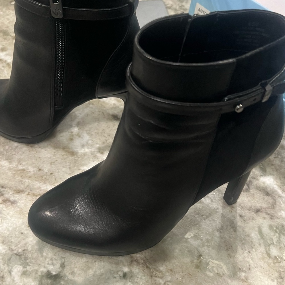 Black, leather and suede 4 inch heel with a 2 inch platform. Antonio Melani.